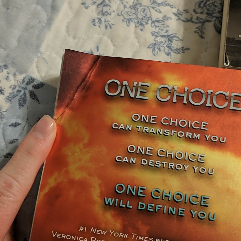 Divergent books - Picture 3 of 3